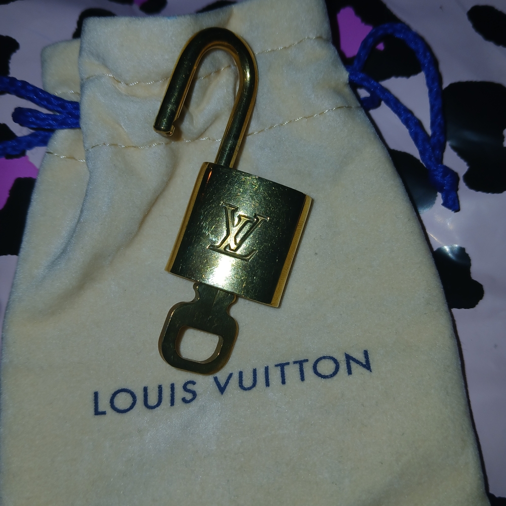 LV GOLD BRASS LOCK & KEY #328 DUST BAG INCLUDED - Picture 4 of 8